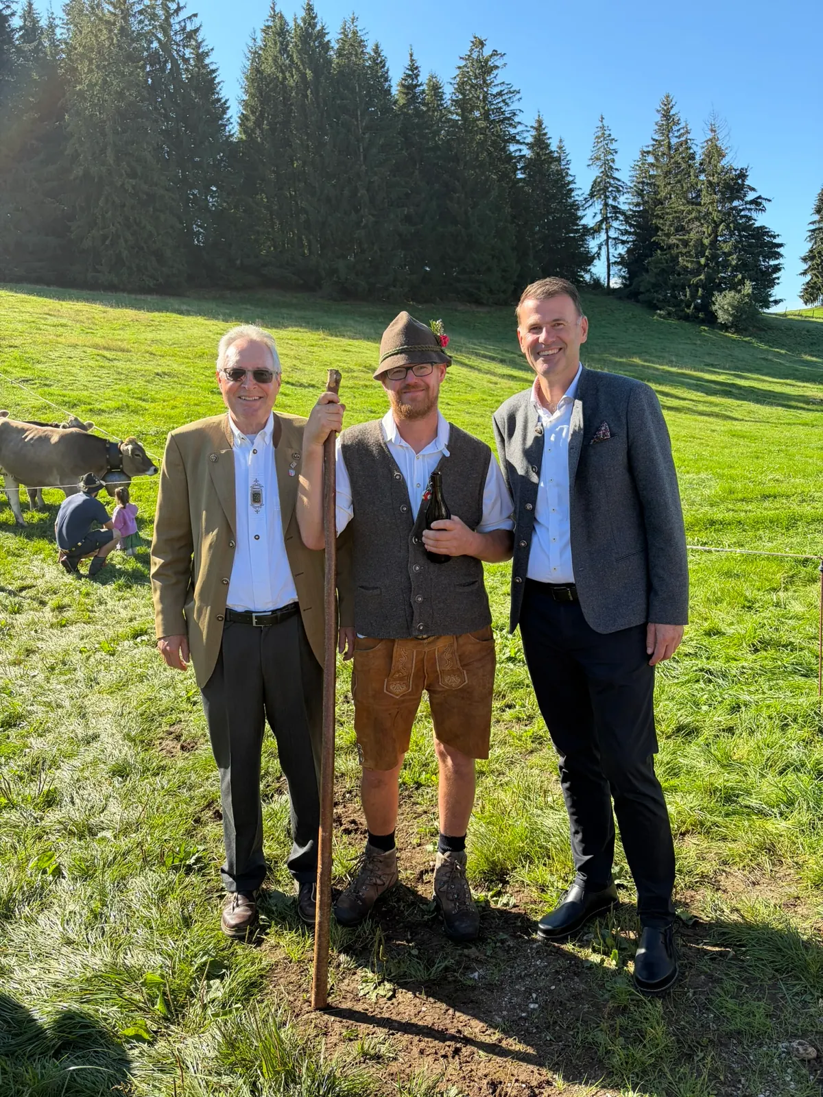 Bernd Stapfner im Gespräch auf einer Alpweide im Ostallgäu