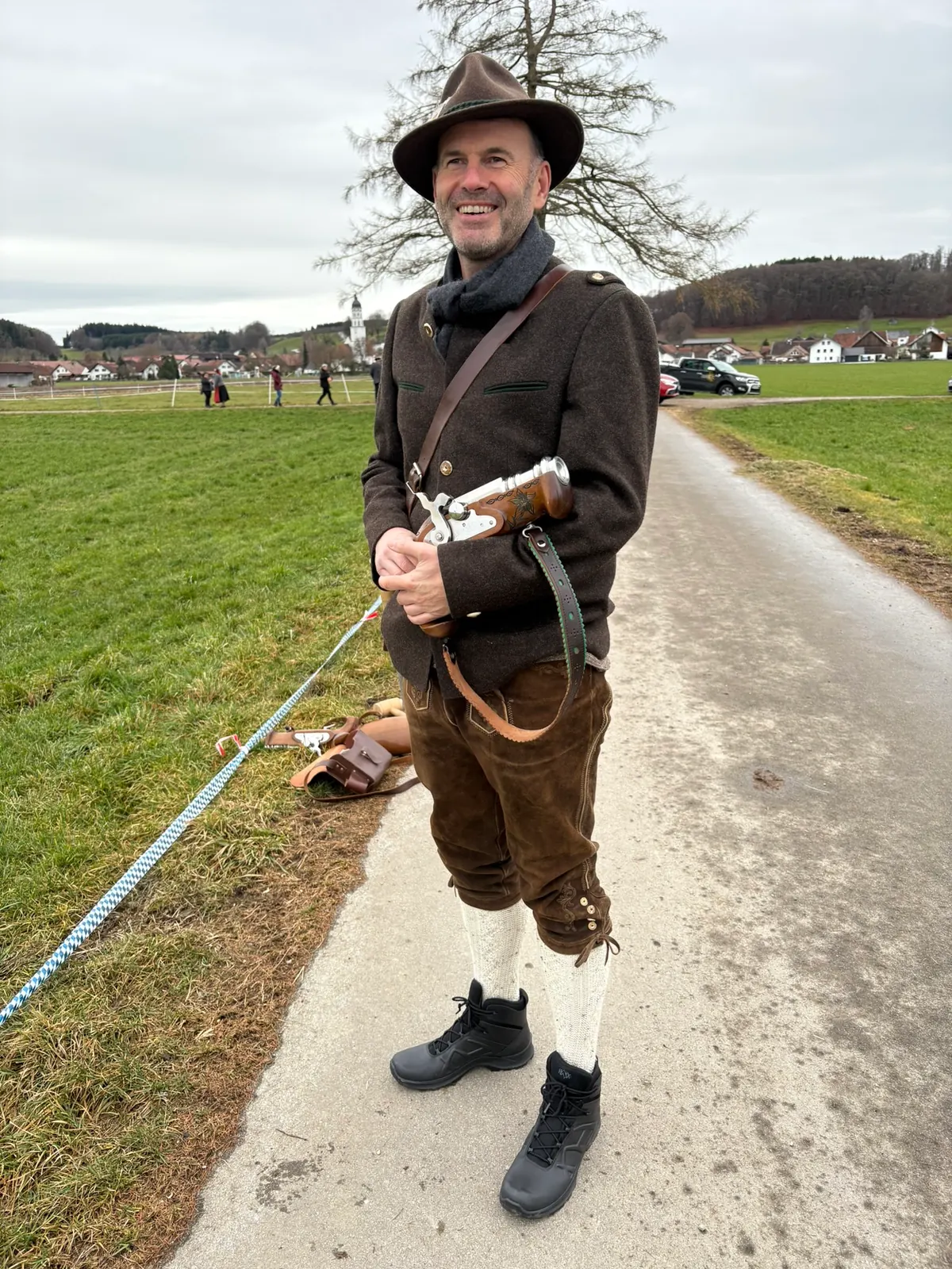 Bernd Stapfner in Tracht beim traditionellen Böllerschießen