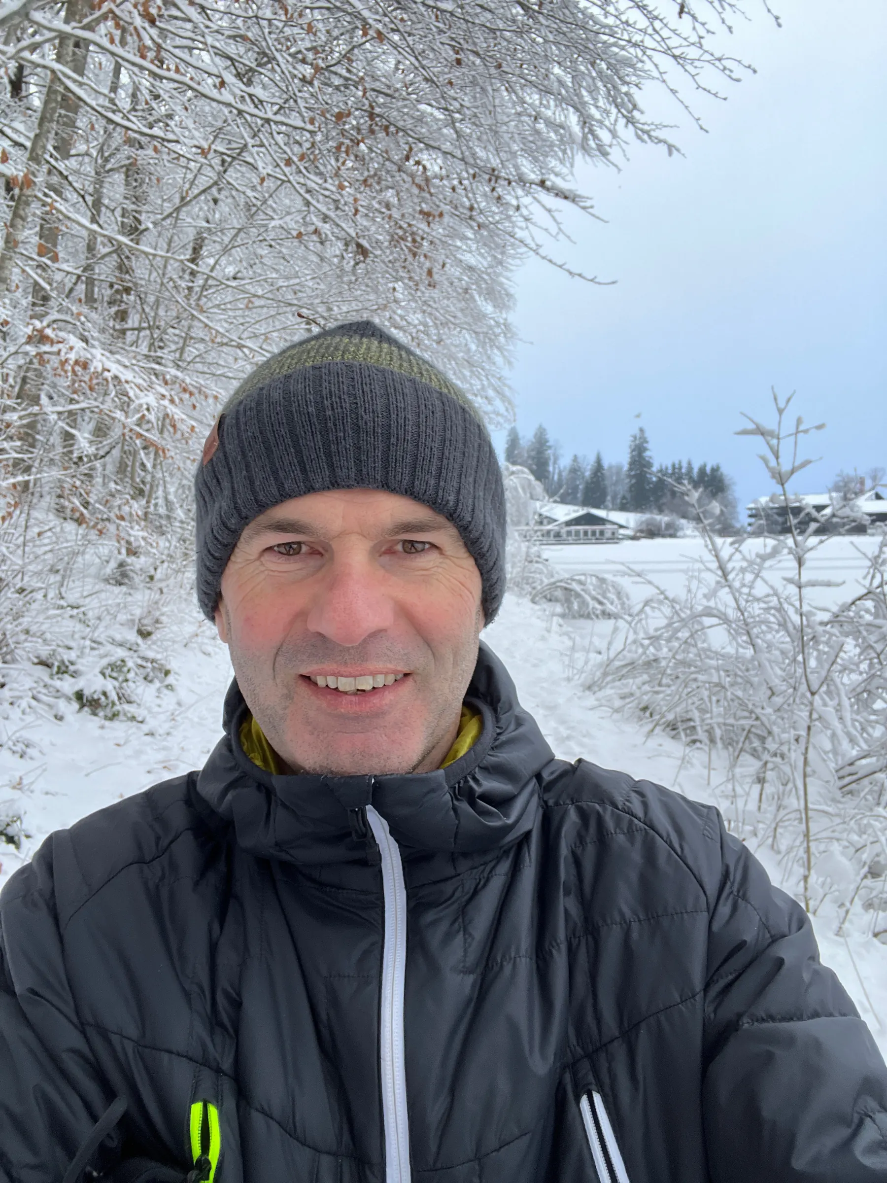 Bernd Stapfner bei einem Winterspaziergang im Schnee